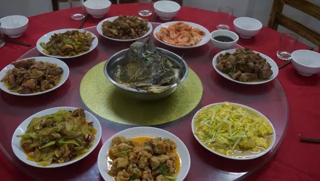 佳肴洋溢歡慶，蛋糕分享甜蜜??！富軒第四季員工生日會(huì)感恩來(lái)襲......