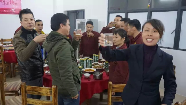 佳肴洋溢歡慶，蛋糕分享甜蜜?。「卉幍谒募締T工生日會(huì)感恩來(lái)襲......