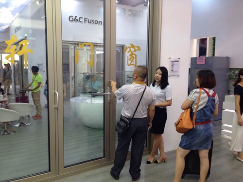 富軒門窗建博會現(xiàn)場新品首發(fā)，吸引萬人圍觀