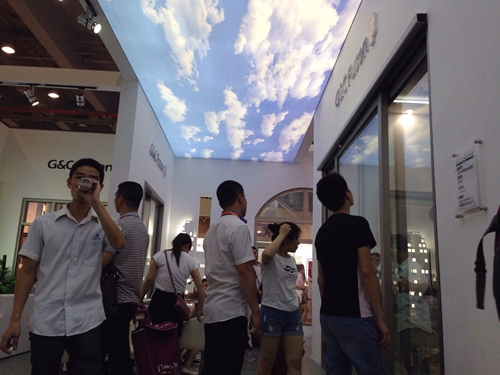 富軒門窗建博會現(xiàn)場新品首發(fā)，吸引萬人圍觀