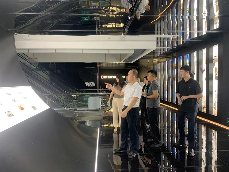 居然之家集團門窗事業(yè)部蒞臨富軒全屋門窗總部，雙方展開深度交流！