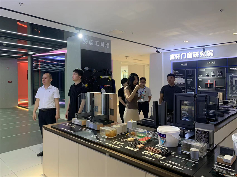 居然之家集團門窗事業(yè)部蒞臨富軒全屋門窗總部，雙方展開深度交流！
