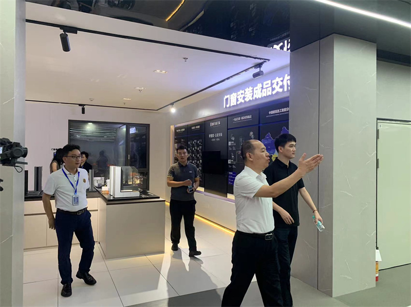 居然之家集團門窗事業(yè)部蒞臨富軒全屋門窗總部，雙方展開深度交流！